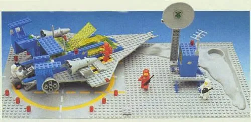 LEGO 928-1 Space Cruiser and Moonbase
