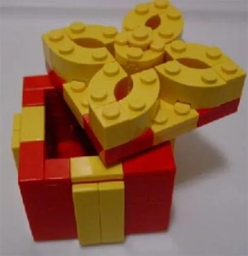 LEGO LLCA07-1 Holiday Gift Box (Red Box, Yellow Trim With Removable Top) (Legoland California)